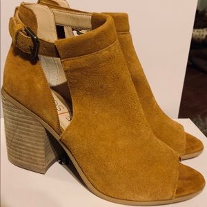 NEW SOLE SOCIETY SZ 7 Ferris Block heel Sandal😍